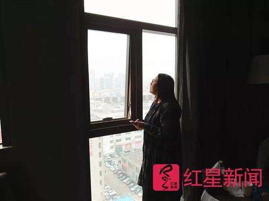 ▲李洁平时居住的地方，可以从屋子里看到女儿的房间。图片来源红星新闻