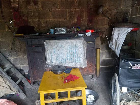 　　目前周家居住一间40多平方米的旧砖房里，居住条件比较差，没有像样的家具。 本文图均为 受访者供图