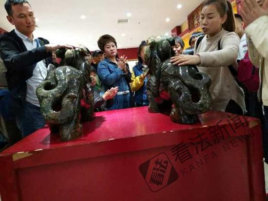 导游将游客带到一家玉器店，大讲玉器风水貔貅，鼓励游客购买。摄/法制晚报•看法新闻记者 董振杰