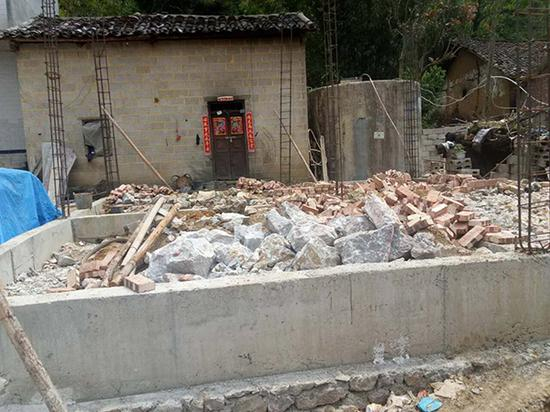 　　据木丹村一名村干部介绍，已经为周家筹集了几万元善款，村里正在为周家盖新房，目前新房已打好地基。