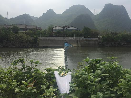 　　龙舟倾覆的水域，幸存者表示，“滚水坝”下方的水流形成了漩涡，吸力很大，很难游出来。 本文图片 &nbsp;除署名外均为澎湃新闻记者 陈绪厚 摄