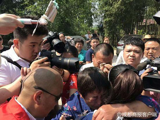 离家30年的陈志红与母亲拥抱在一起