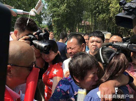 离家30年的陈志红与母亲拥抱在一起 本文图均为成都商报 图