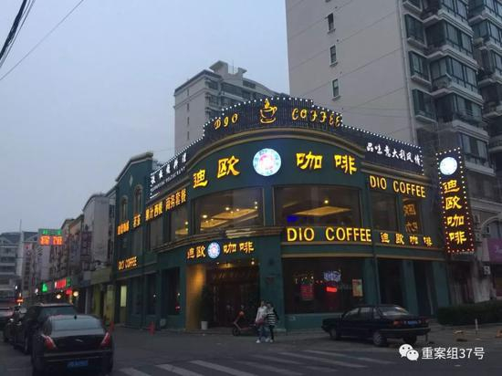 ▲4月28日，迪欧咖啡店仍在营业，一名工作人员称换了老板。新京报记者赵凯迪摄