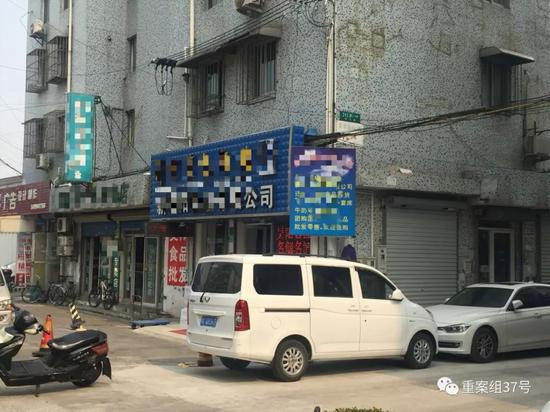 ▲乐乐美发厅如今成了一家烟酒食品店。新京报记者赵凯迪摄