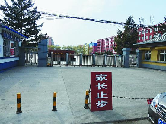 婷婷就读的学校门口