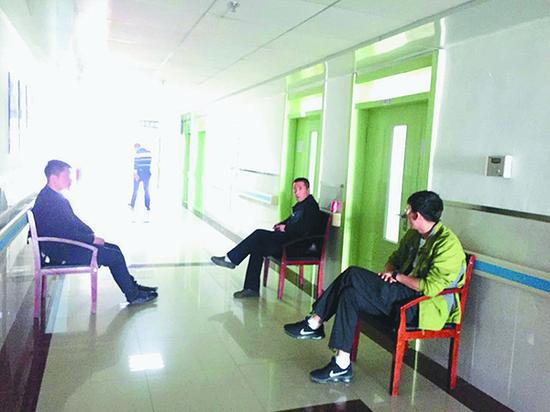 婷婷所住病房门外有人守卫