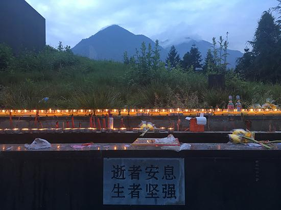 清明节前夕，陆陆续续前来渔子溪半山腰公墓祭拜的人们点起灯祈福。