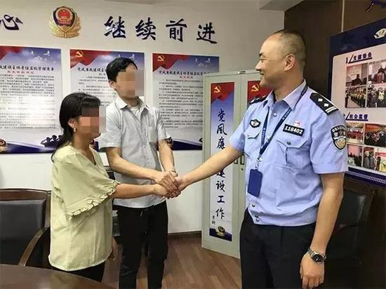 小琴和男朋友小郝跟章警官道谢 葛亚琪 摄