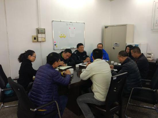 周应兴联合综治办人员召开日常安保工作会议。