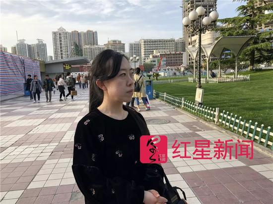 ▲&nbsp;沉思中的杨丽娟。图片来源红星新闻