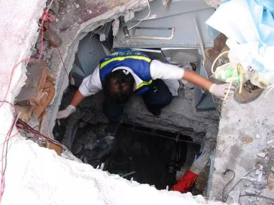 2008年5月18日下午，杨欣建进入废墟。受访者供图