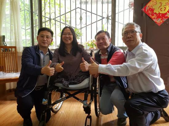 2018年5月4日，“映秀最惊心动魄手术”中的三人重逢，左二为虞锦华。受访者供图