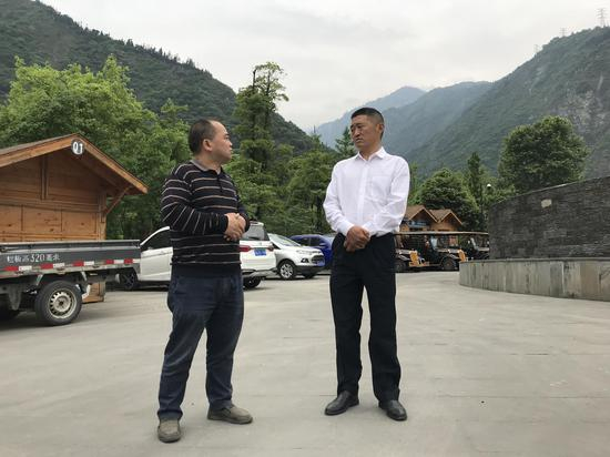 张通荣（右）与当地居民交谈／受访者供图