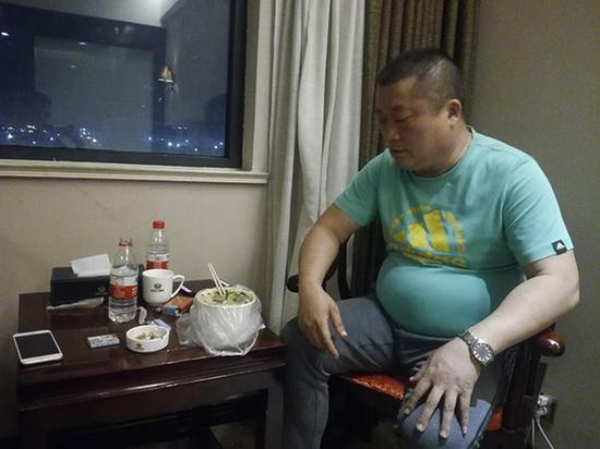 遇害空姐的父亲显得很疲惫。澎湃新闻记者 段彦超 图