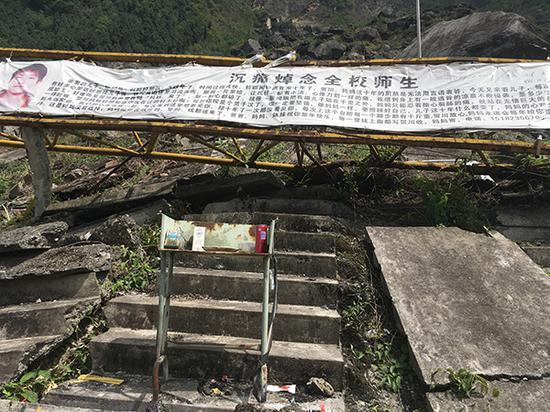 这条横幅是今年春节期间挂上的。澎湃新闻记者 王万春 摄