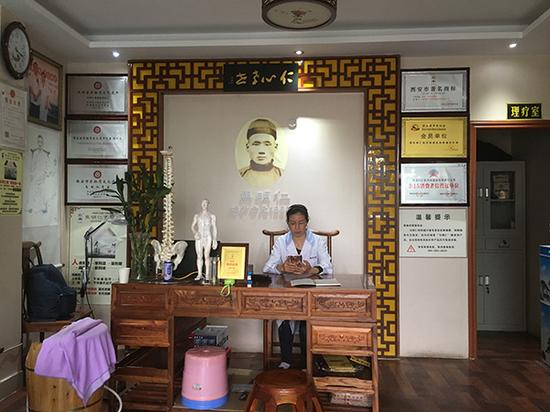 成兴凤说，自2016年开了这家店之后，日子总算好过了。澎湃新闻记者 王万春 摄