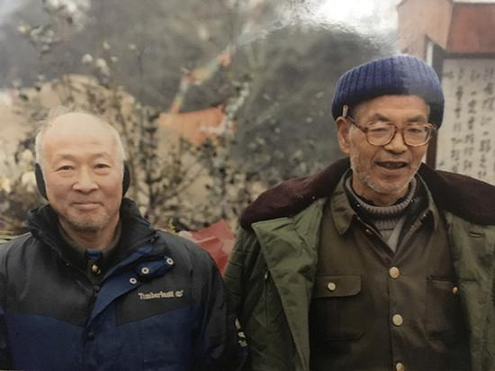 胡建国和马福羊，两位当时的守墓者都是40多年党龄的老党员。