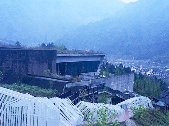 　　傍晚时分，站在渔子溪村的栈道看不远处的震中纪念馆，纪念馆一侧就是遇难者公墓。本文图片均为澎湃新闻记者 王万春 摄