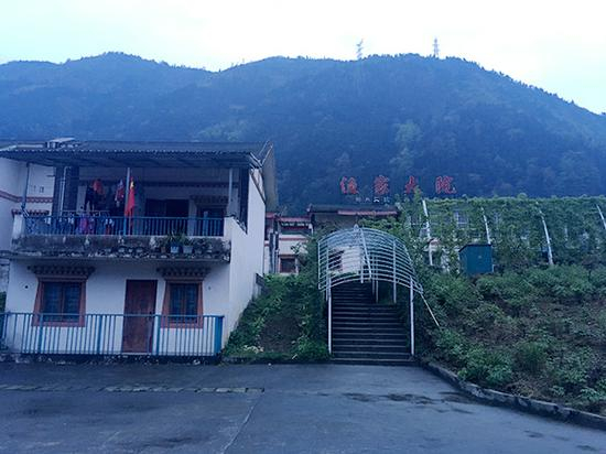 从遇难者公墓的栈道一路向上约300米，就是渔子溪村。