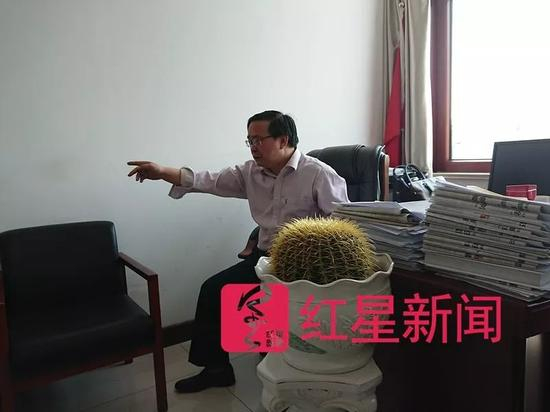 ▲武安市委办公室石书军副秘书长接受采访。