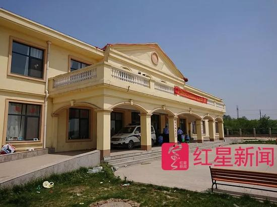 ▲爱心村内最显眼的建筑，是去年刚刚建好的。