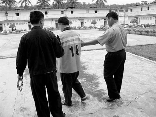 被告人施耀忠被押往监管场所 正义网 图