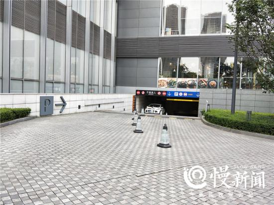 国金中心停车库入口