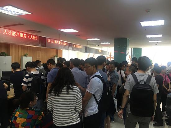 　　5月18日，天津市河东区行政服务中心落户准迁办理窗口人满为患，当天前来申请办理人数超过400名。 本文图片 澎湃新闻记者 李闻莺