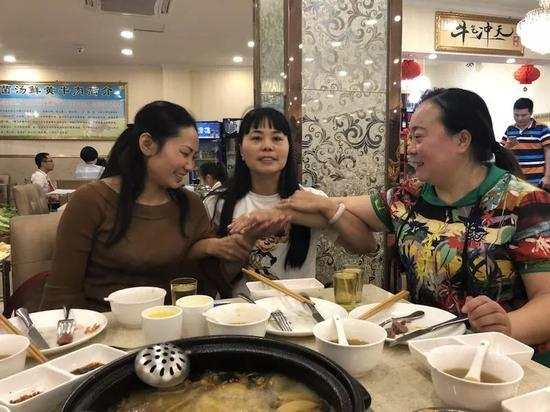 　　5月15日晚，陈崇芳（中）、陈崇淑（右）姐妹与表侄女丁雁（左）出院后聚餐，庆祝从川航3U8633“重生”