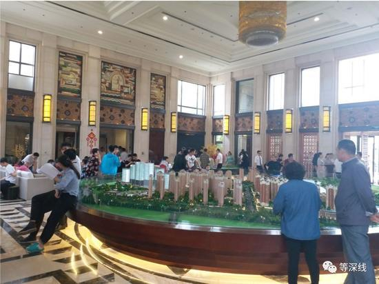 津南区的一家楼盘内热闹起来，购房者大多来自北京 &nbsp; &nbsp; 《等深线》记者 柴刚 摄影