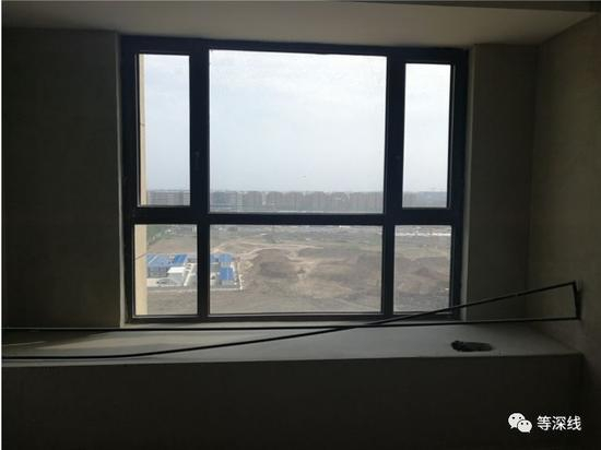 位于东丽区祥云路一楼盘，小区内私家车多为外地牌照 &nbsp; &nbsp; 《等深线》记者 郭婧婷 摄影