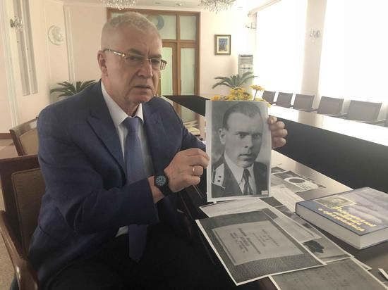 乌克兰驻华大使奥列格·焦明向记者展示乌克兰飞行员舒曼的照片
