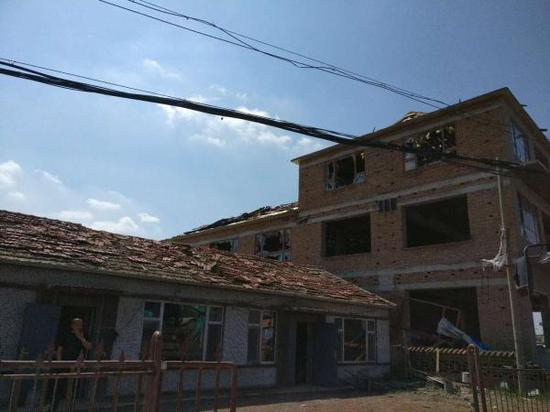 　　5月30日，澎湃新闻记者位于长岭县，风灾过后供电公司迅速启动应急预案，组织抢修队员奔赴受灾现场展开抢险。实习生 祝文博 图