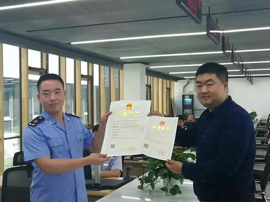 　　5月30日，市民崔先生在雄安新区政务服务中心成功办理了营业执照。图为雄安新区政务服务中心工作人员和崔先生展示营业执照。
