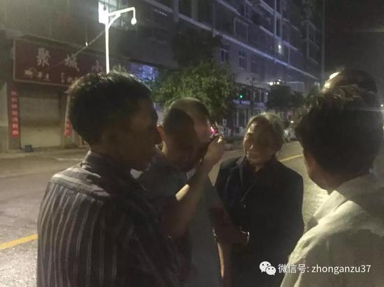 ▲19年来第一次与两个弟弟相见，李锦莲不断擦拭眼泪。新京报记者王巍摄