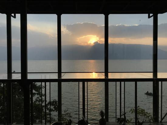 洱海边的日落。