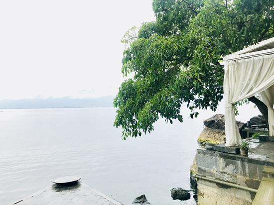 太阳宫的庭院一角。天气晴朗时，苍山洱海可尽收眼底。