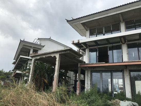 磻溪村的水岸边，为配合洱海保护，一座在建中的客栈停工。