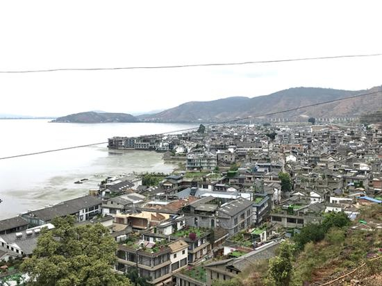 　　站在新修建的观景台上，可以俯视整个双廊古镇。镇上的风貌提升工程正在进行，不少建筑已改建为白族传统的特色屋顶，并进行了绿化。