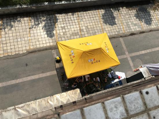 消防官兵在现场休息。