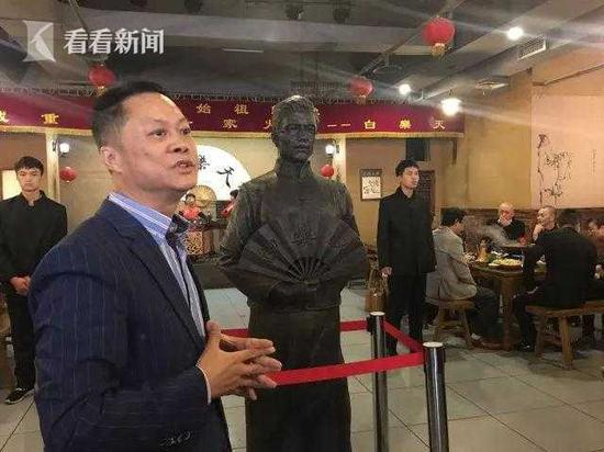 白乐天老板余勇与他炮制出的“火锅始祖”铜像