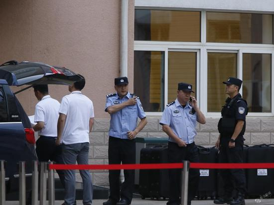 高考试卷装在黑色箱子里装车运送&nbsp; 摄/记者 曹博远