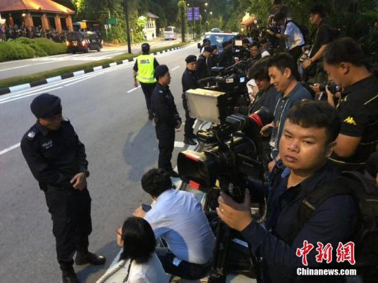 　　6月12日，“金特会”在新加坡正式登场。美国总统特朗普和朝鲜最高领导人金正恩将在新加坡实现历史性握手。会晤地点嘉佩乐酒店周边人行路已经围档，有大量记者守候在酒店外等候。中新社记者 刘震 摄