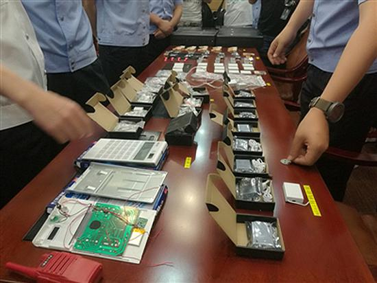 警方缴获的作弊器材 警方供图