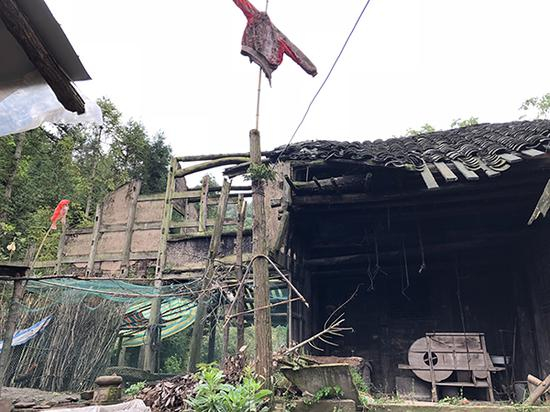 冒尖村一村民房屋已经垮塌，但仍未获得易地搬迁名额。 本文图均为 澎湃新闻记者 彭渝 图