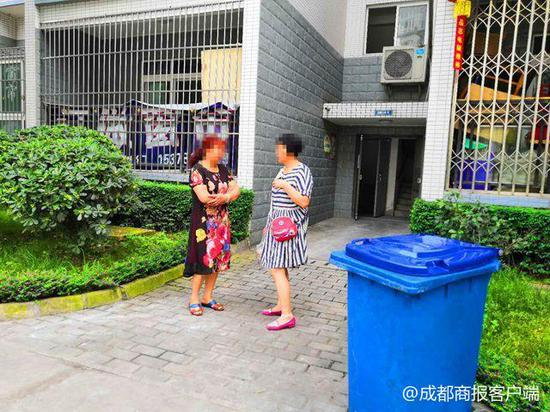 ▲乐山市某小区内，古某两位邻居正在谈论古某的事