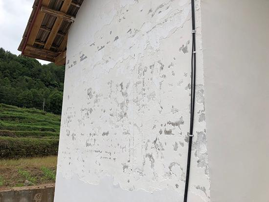 竣工不到五个月的安置新房已经出现墙皮掉落、漏水等质量问题。