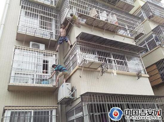 郭安泉（左上）握住小女孩的手