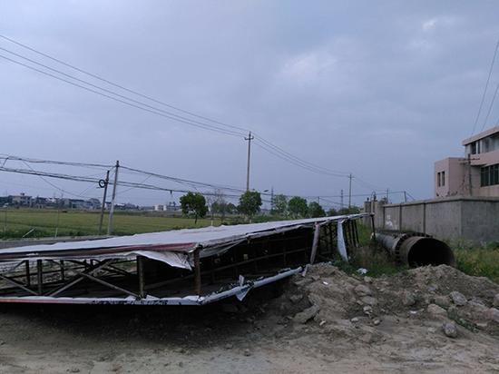 已被拆除的“高炮”广告牌倒在农田里 爆料人供图